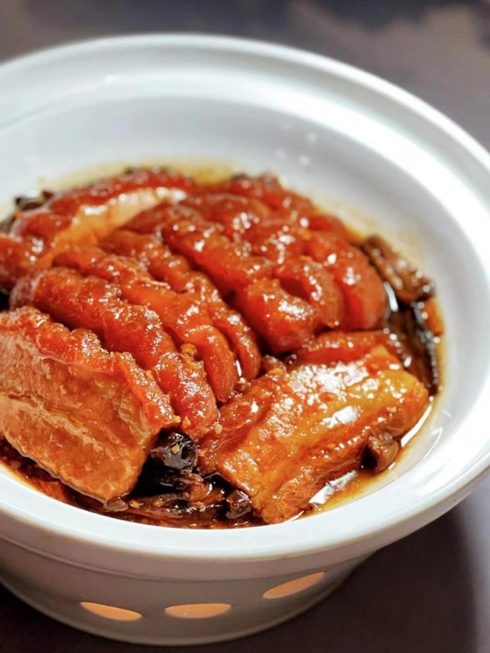 因此,为了让客家饮食文化更好地传承下去,他几十年如一日地致力于推广