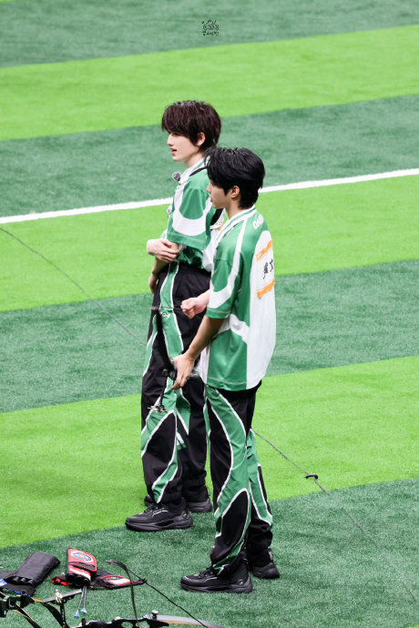 宋亚轩刘耀文今日营业穿了同款t恤 两位大帅哥对我的眼睛很好