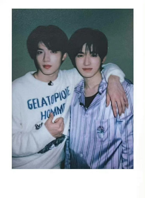 宋亚轩刘耀文今日营业穿了同款t恤 两位大帅哥对我的眼睛很好