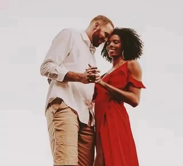 盘点排坛黑白配:艾格努塞拉交白人男友,阿金亚当斯嫁白人生混血