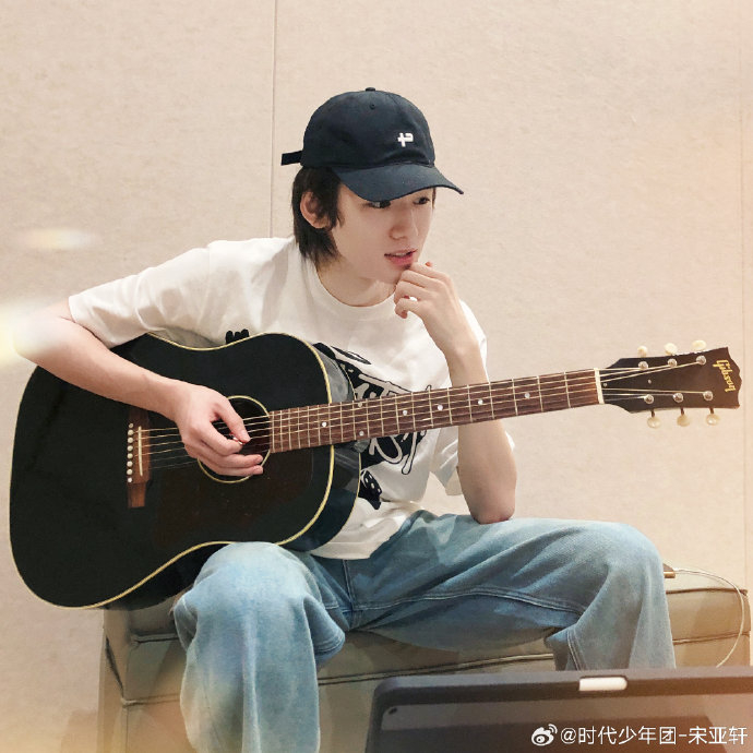 宋亚轩吉他弹唱随拍真的好帅啊啊啊 不过bb,少上点网吧