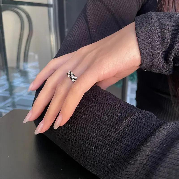 日常不常出现在戒指等配饰中的黑色，给人耳目一新的感觉，范主每次佩戴都会忍不住细品，百搭的气质也很适合每天佩戴。划线价380元，折后价格342元。