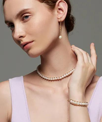 戴在颈间突出优雅氛围，显得脖颈修长，存在感刚刚好。划线价1190元，折后1012元~