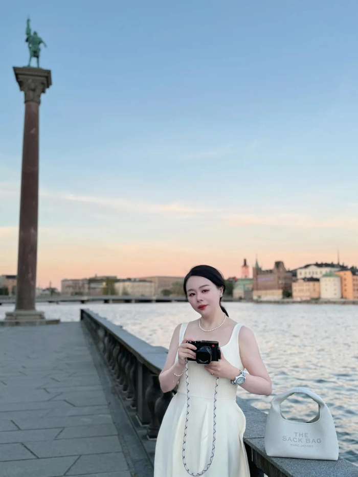 现在买还有优惠，项链划线价1190元，折后1012元。手链划线价699元，折后594元。