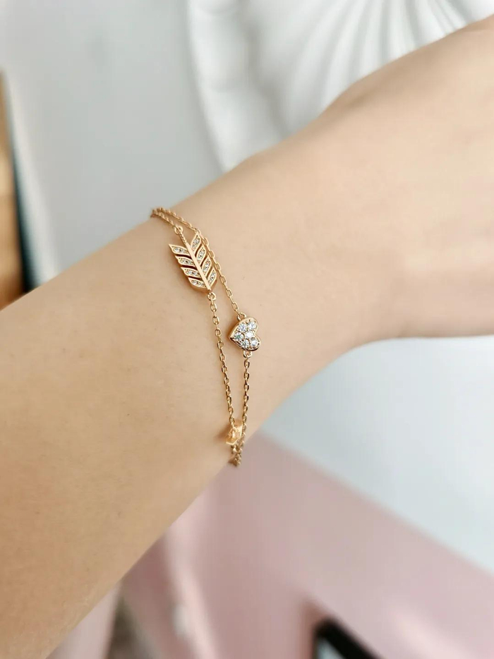 搭配度也很友好，法式风情上手显得人温温柔柔，夏季佩戴更凸显精致~划线价380元，折后价格323元。