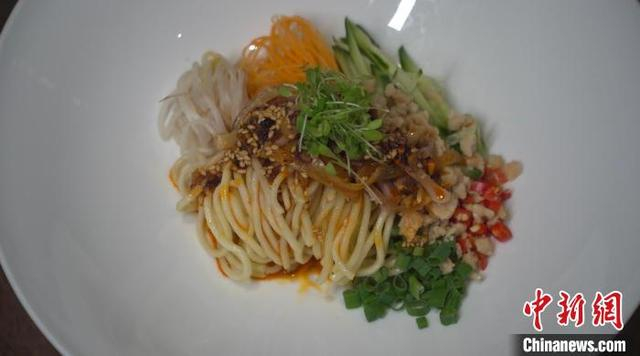 凉面，四川人夏季必不可少的美食。杨予頔 摄