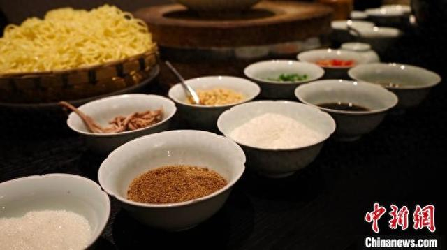 待拌的凉面和各色调味料。杨予頔 摄