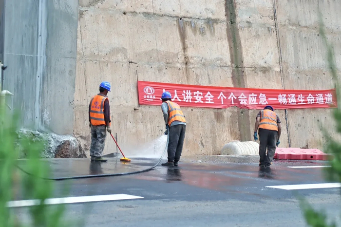 宾鹤高速路面排水沟清洗
