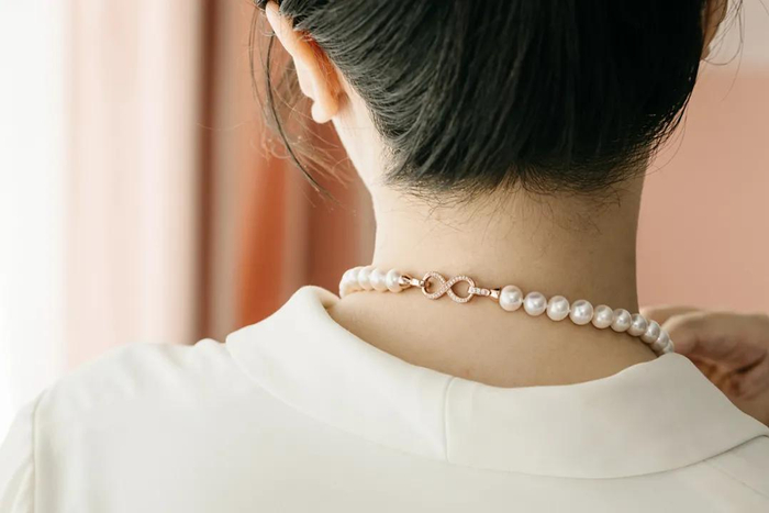 玫瑰金M标牌的小点缀，不仅象征着珍珠陪伴的每时每刻，也让项链显得精致无比，刚刚好又不抢镜，也一下子提升了辨识度。送给妈妈，也可以代表MOM的含义，不能更有心意了。