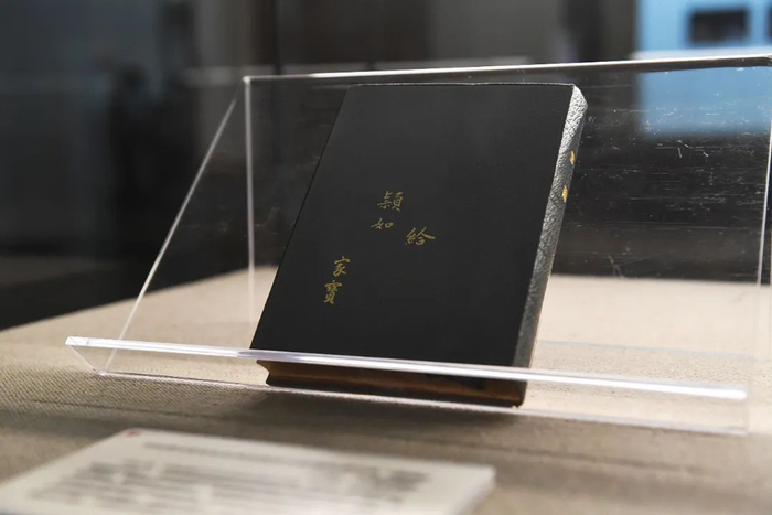 曹禺亲自签署“给颖如 家宝”字样的《雷雨》精装单行本