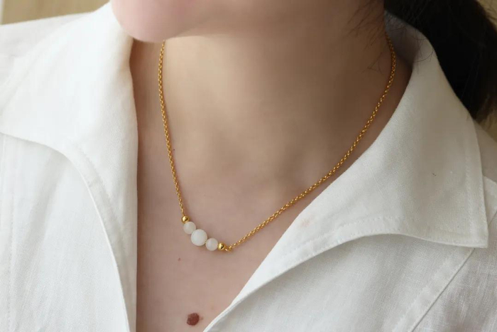 项链的材质是925银厚镀18k金，无论是色泽还是质感都非常优秀，范主很喜欢它珠子大小不一的设计，不同尺寸的玉珠佩戴起来会呈现出深浅不一的色泽，有主有次，更显精致。划线价698元，折后入手价格只要628元~