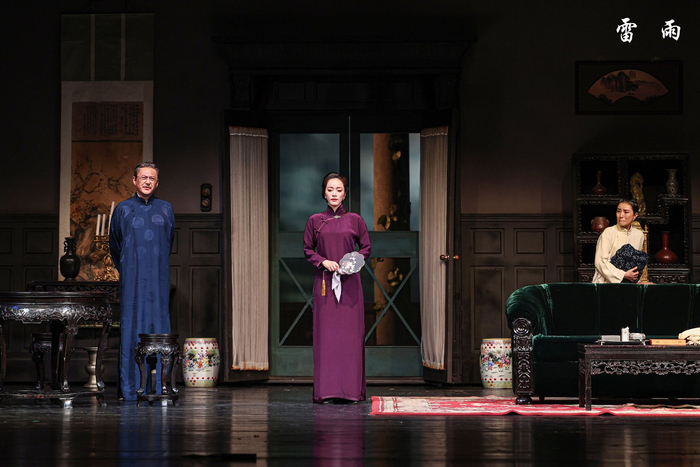 剧照 王斑（左）饰演周朴园、张培（中）饰演蘩漪、吴珊珊（右）饰演鲁侍萍