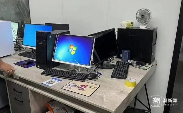 办公室里摆着的各种二手电脑 潮新闻记者 黄玉环 摄