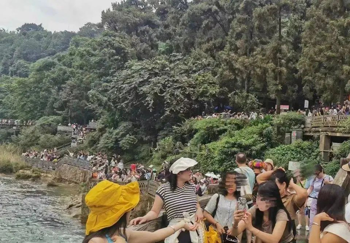 △避暑胜地招牌之下，贵阳多景区人山人海，受访者供图