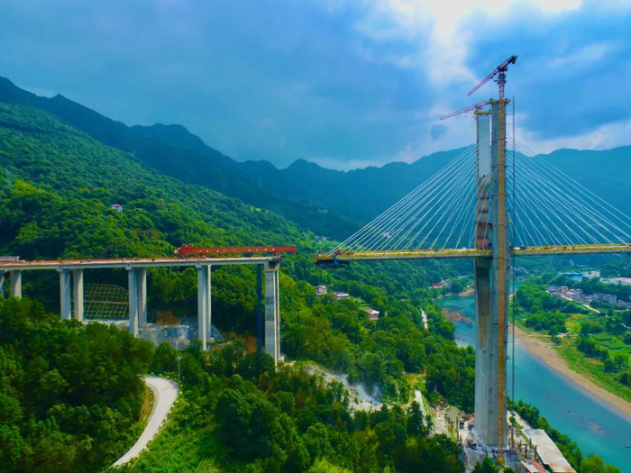 该桥为双塔双索面混凝土斜拉桥,连接慈利隧道,大里程引桥预制梁架设