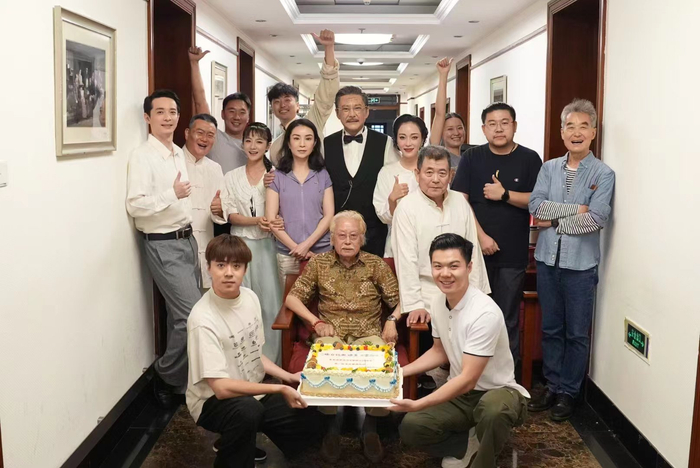 7月16日，本轮首演结束后，全体主创在后台合影，居中而坐者为该剧导演顾威 摄影 史春阳