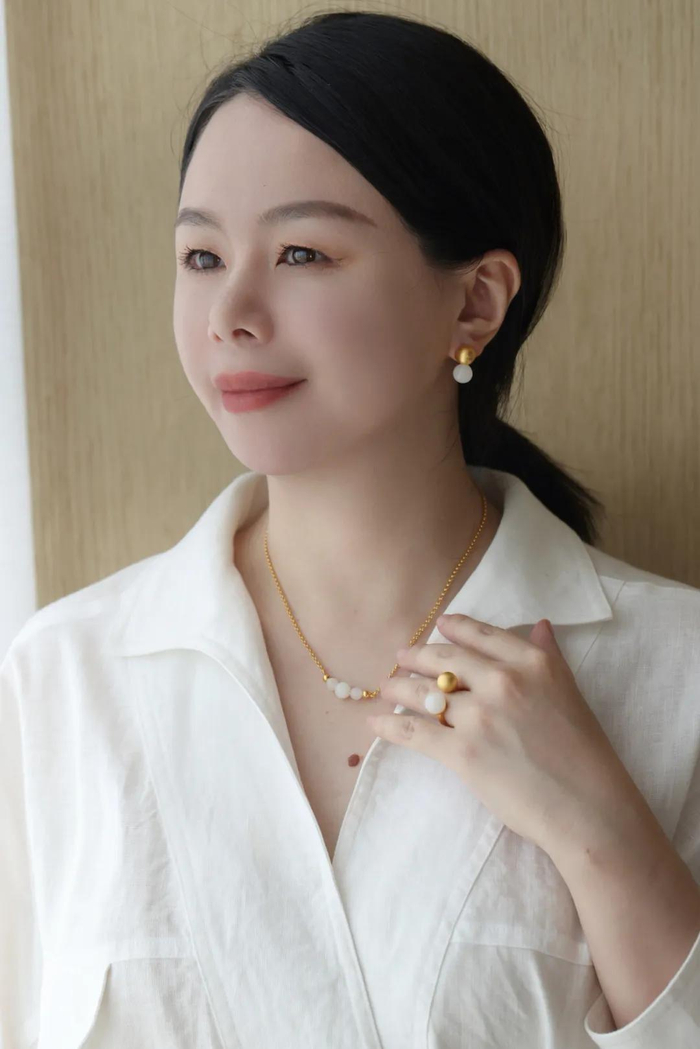 这款耳钉分为大号（左）和小号（右），大号款吸睛，小号款轻巧，范友们可以根据喜好来选择~大号划线价598，折后538元，小号划线价468，折后价格421元。