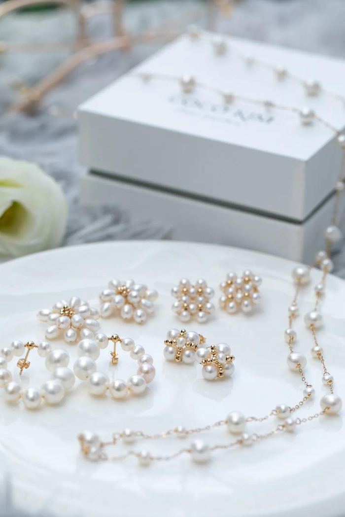 COCO KIM主张“Embrace your ture self，拥抱真实的自己”，鼓励每位佩戴的女性像珍珠一样，精气神发自于内，并散发出柔美的光，映射出内在的品质和美丽，从容自在地应对时间流转和考验。现在买还有不错的优惠，剁手正是时候。