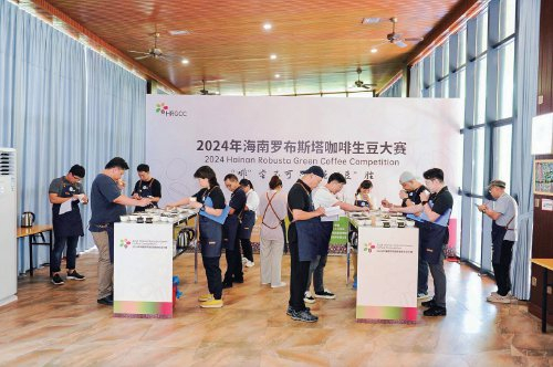 　　图为比赛评选现场。