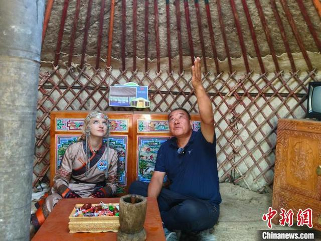 图为班奋功正在蒙古包里给俄罗斯参观者讲解。班奋功供图