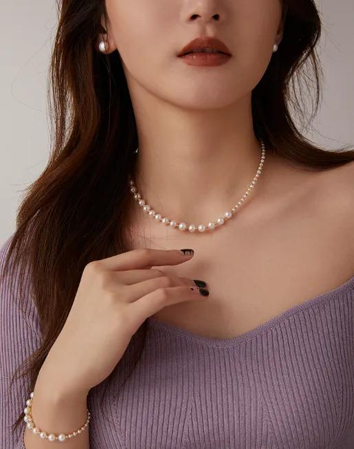 其中项链的大号巴洛克珍珠约6mm，手镯的约7mm，小米珠均为3mm左右，间隔点缀着美国进口14K包金，层次非常鲜明。