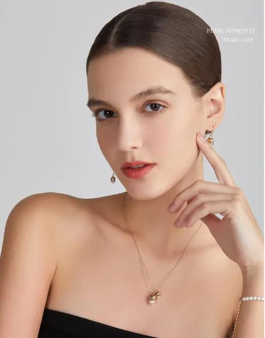 其中这条铃兰花开项链，分别由一大一小两朵铃兰花组合而成。大铃兰配7.0-7.5mm的正圆强光无暇珍珠，小铃兰的配珠则为4.0-5.0mm。碰撞组合灵动有致，就像是携带着爱、希望、信心和勇气~划线价668元，折后价格568元。