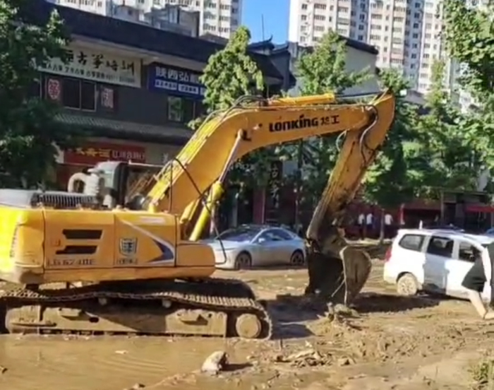 工作人员正在清理淤泥。图片来源：受访者供图