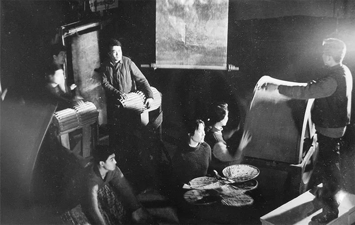 《雷雨》演出中，音响设计冯钦（右一）在幕后指挥“下雨、打雷”效果