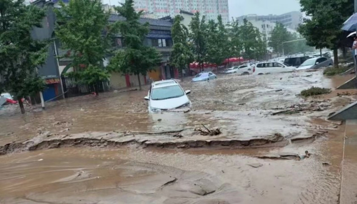 大量车辆在洪水中浸泡。图片来源：受访者供图