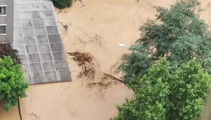 翡翠城小区河水倒灌严重。图片来源：受访者供图