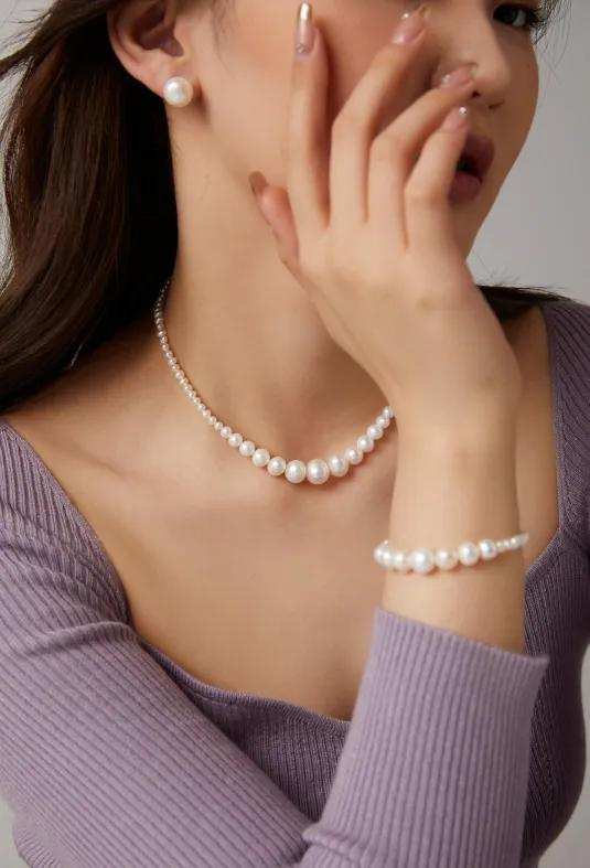 日常上班通勤戴刚刚好。项链划线价990元，折后842元。手链划线价499元，折后424元。