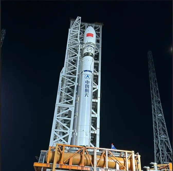 图/CZ-12（合练用模拟箭）与海南商发二号工位塔架合影