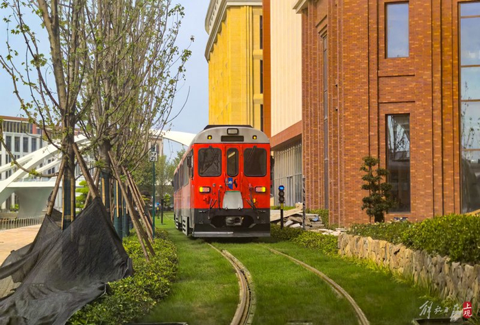 华为练秋湖研发中心小火车。记者张海峰摄