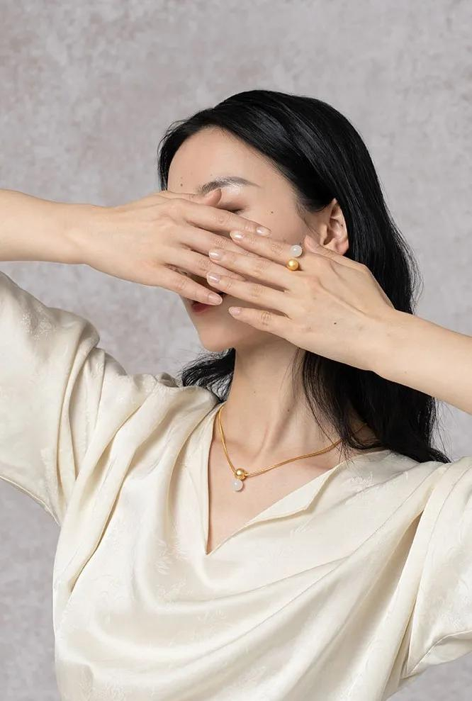 戒指的开口设计很贴心，适合不同手型的女士，还可以随心调节，不同场合佩戴在不同手指上，上手自带知性温润气质，无论是职场或是日常都不会出错~划线价598元，折后价格538元。