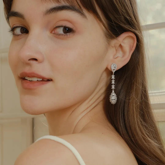 采用铜镀白金、锆石、925银针打造，看起来很贵，其实性价比高，现在还有折扣。划线价298元，折后269元~