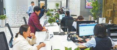 在浙江杭州市余杭区仁和街道便民服务中心，群众在服务柜台办理业务。本报记者 窦 皓摄