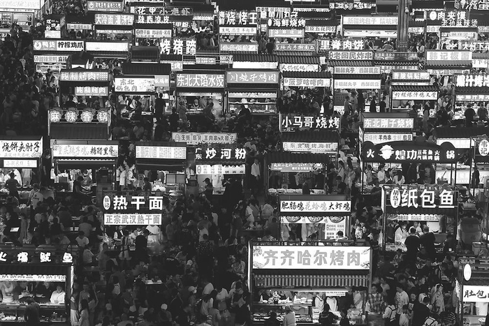 　　熙来攘往的正定小商品夜市。本报记者 梁子栋 摄