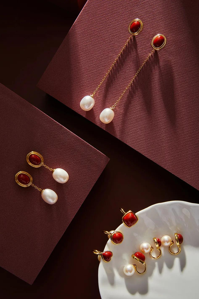 这款耳线的南红装饰，采用了椭圆形切割，还原了南红本身的圆润柔和，耳线下端连接着一颗8~9mm的米形珍珠，垂坠感很好。为了满足不同的需求，耳线还专门设计出了1cm和5cm两种长度，售价都是467元。