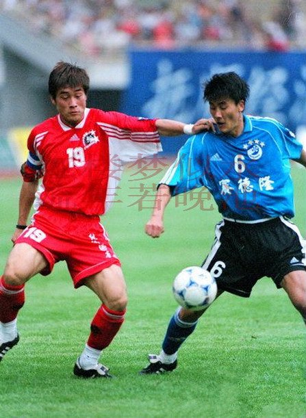 25年前今天大连万达1-2辽足,老照片分享,球迷标语激化两地矛盾