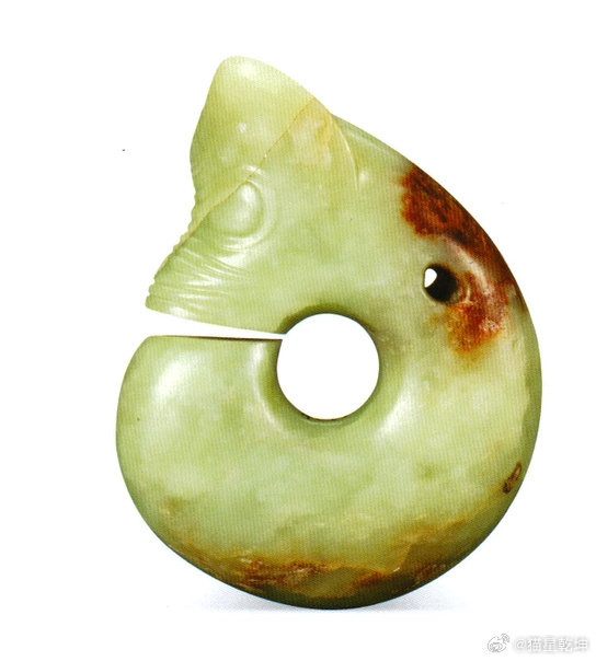 红山玦形玉龙 淡绿色,微泛黄,通体精磨,光泽圆润,背及底部有红褐色