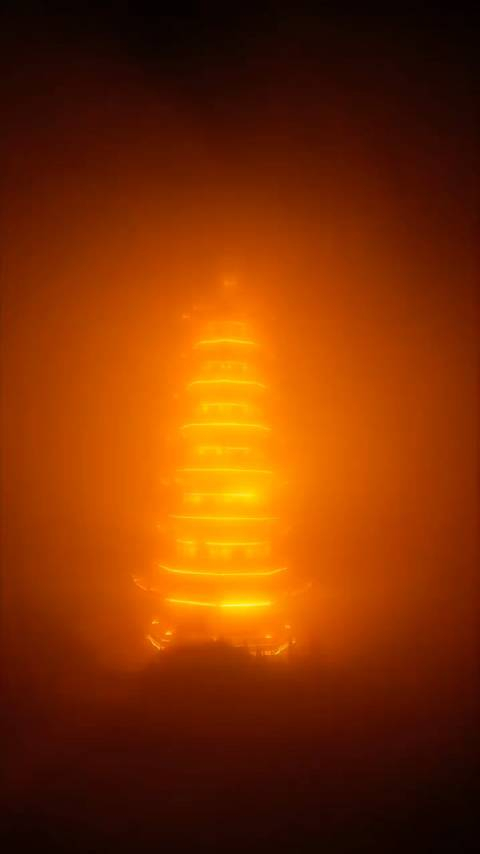 7月17日的夜晚,塔山三合塔置身于浩渺无垠的云海之中
