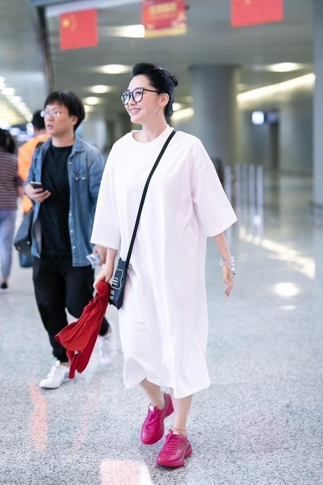许晴55岁了,机场穿搭不露背不露腰,普通人25岁都难以实现这状态