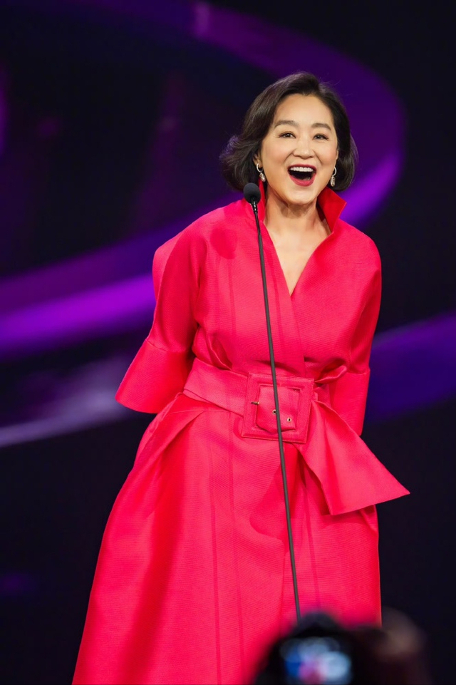 被69岁林青霞美到了!一袭玫红长裙 波波头真明艳 状态不输年轻人