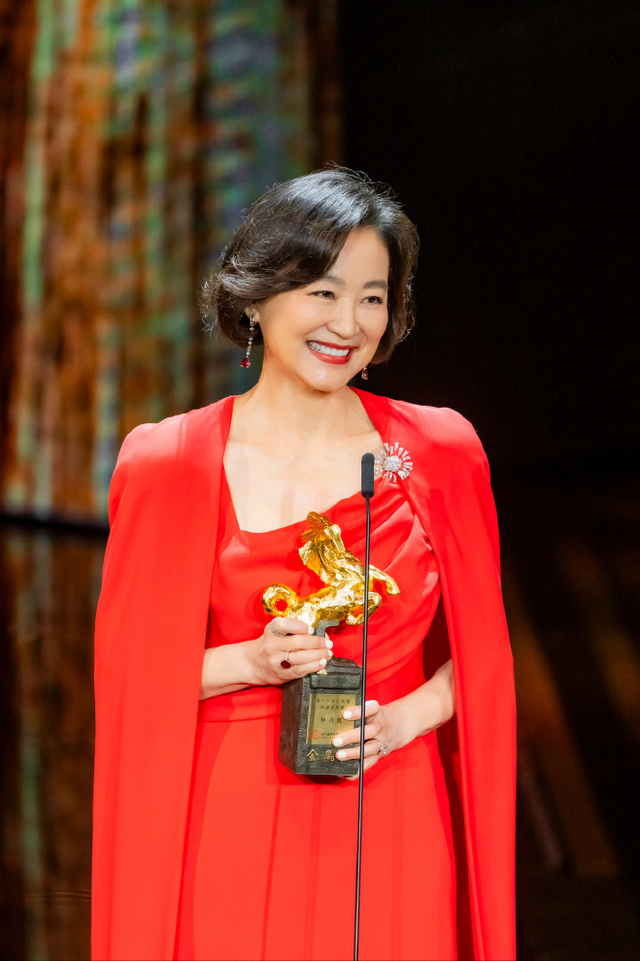 林青霞穿上红色礼服时,那份由内而外散发的光芒仿佛被无限放大.