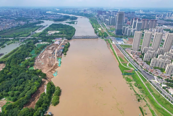 拍下的现场小编刚刚在颍河阜阳闸颍河水位持续上涨
