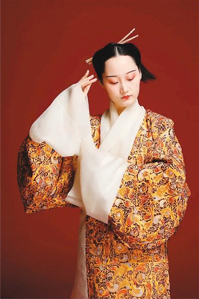 西汉长寿绣直裾袍（复原件）。 蒋玉秋供图