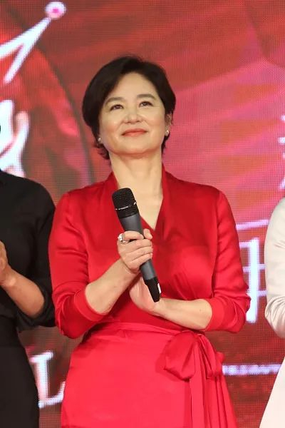 69岁林青霞,深夜突发意外!"摔裂两根肋骨"