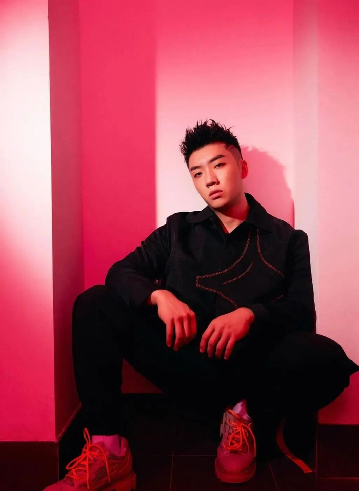 杨和苏疑与前女友复合!两人骑摩托现身街头,不修边幅似普通路人