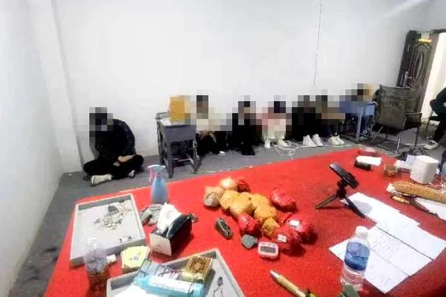 诈骗团伙成员在直播场所被警方控制（浦东警方 供图）