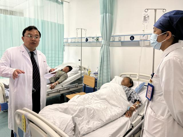 欧敬民查房。澎湃新闻记者 陈斯斯 图